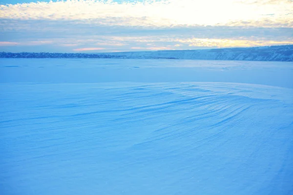 Zimní Scenérie Nízkými Mraky Nad Zamrzlým Jezerem — Stock fotografie