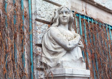 Beyaz taşa oyulmuş genç bir kadın heykeli