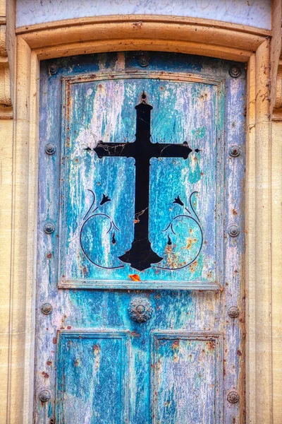 安有十字标志的古老大门 — 图库照片