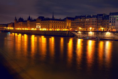 Gece vakti Paris Seine nehri