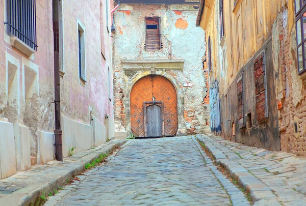 布拉迪斯拉发老城区狭窄的街道 — 图库照片