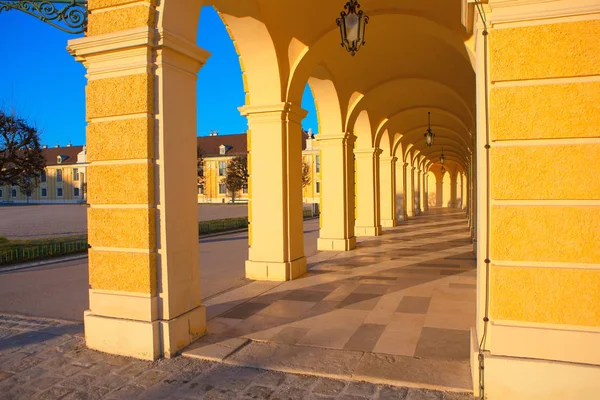 Mittelalterlicher Außenkorridor Mit Architekturbögen — Stockfoto