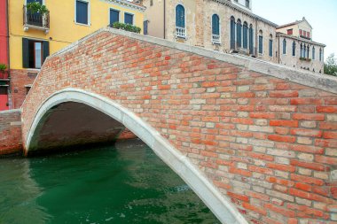 Venedik 'te ortaçağ kırmızı tuğlaları köprüsü