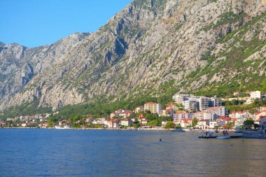 Körfez kıyısındaki Kotor kasabasının manzarası