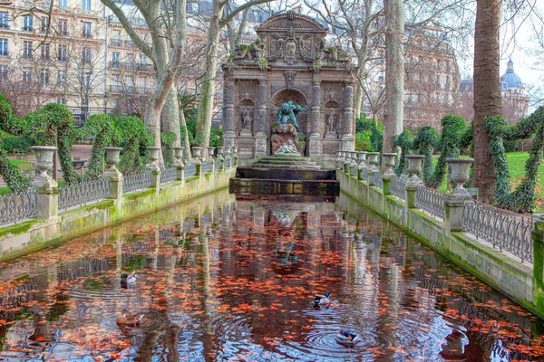 Paris Teki Lüksemburg Bahçelerindeki Marie Medicis Çeşmesi — Stok fotoğraf