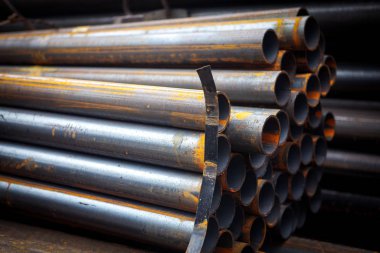 Depodaki çelik endüstriyel borular.