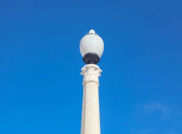 Laternenpfahl Aus Marmor Gegen Blauen Himmel — Stockfoto