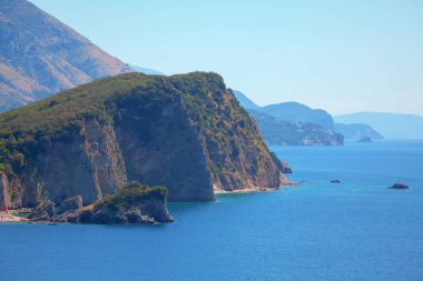 mavi deniz yeşil adanın görünümü