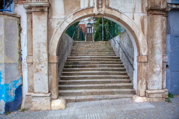 带有拱门和楼梯的中世纪建筑入口 — 图库照片