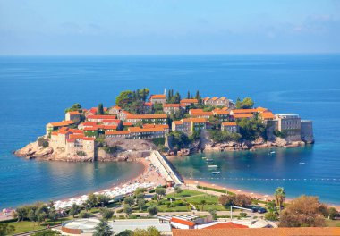 Adriyatik Denizi Karadağ 'daki ünlü Sveti Stefan adası 