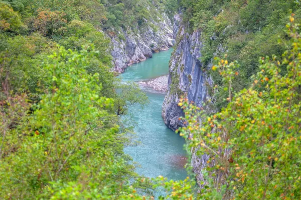 黑山莫拉卡河绿色峡谷的航空图 — 图库照片