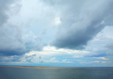 Alçak bulutların okyanus üzerindeki manzarası
