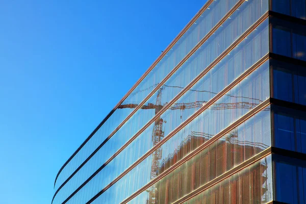 Nşaat Vinci Modern Binaya Yansıdı — Stok fotoğraf