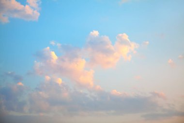 Öğleden sonra güneşli gün bulutları 