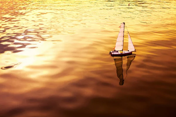 Small Yacht Sailing Sunlight — Stock Photo, Image