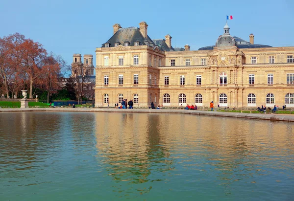 Luxemburgi Palota Párizsban Tükröződik Vízben — Stock Fotó