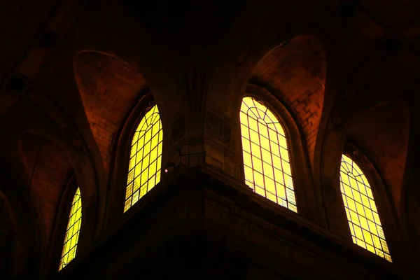 Luce Attraverso Finestre Della Chiesa Dettagli Architettonici Del Soffitto — Foto Stock