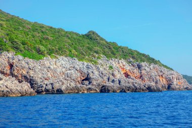Kayalık kıyı ve mavi deniz manzarası 