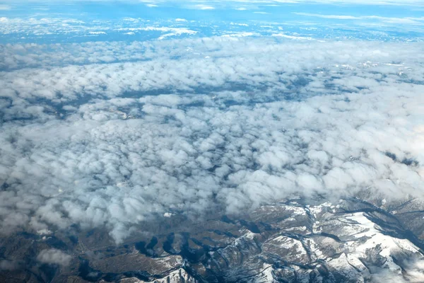 Vista Nubes Montañas Los Alpes Cubiertas Nieve — Foto de Stock