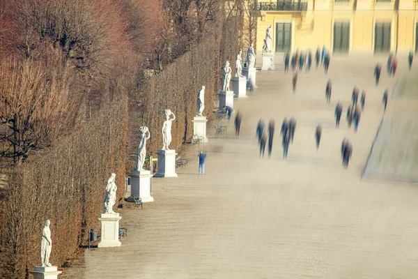 Viyana Parkında Yürüyen Insanlar — Stok fotoğraf