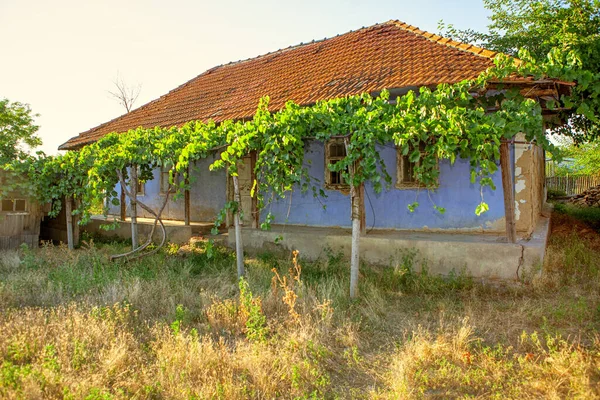 Bardzo Stary Dom Rustykalny Dachówką — Zdjęcie stockowe