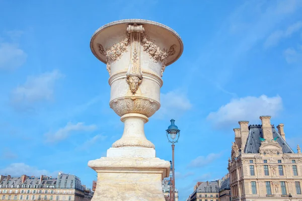 Paris Caddesinde Beyaz Taş Saksı — Stok fotoğraf