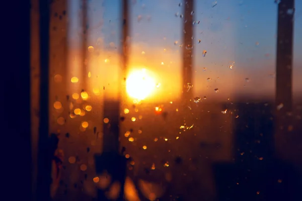 Σταγόνες Βροχής Στο Παράθυρο Στο Φως Του Ήλιου — Φωτογραφία Αρχείου