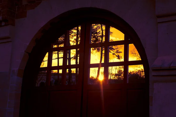 中世纪大门的日落倒影 — 图库照片