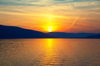 Gün batımı ve güzel bulutların üzerinde