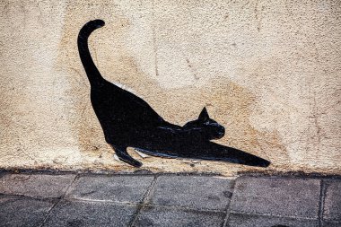 Duvara çizilmiş siyah kedi silueti