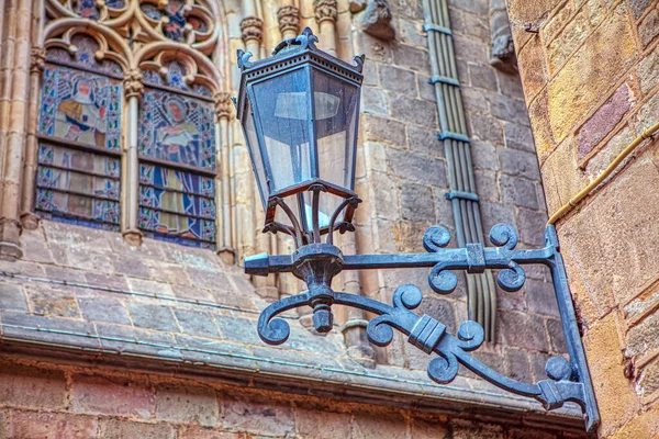 Средневековая Уличная Лампа Готическом Квартале Барселоны — стоковое фото