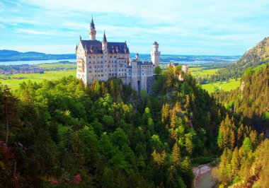 Dağlarda bulunan ünlü Bavyera Neuschwanstein Kalesi