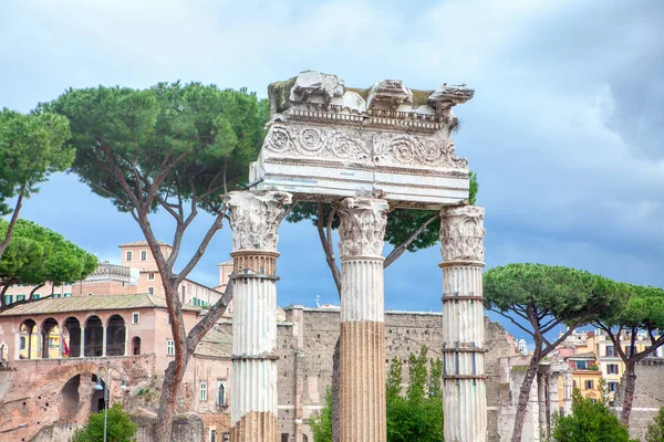 罗马论坛被毁的拱门 — 图库照片