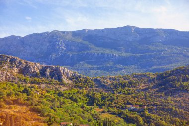 Dağlardaki köylü manzarası