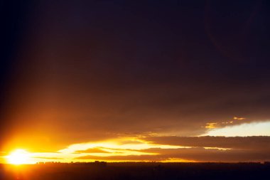 Karanlık bulutlar ve güneş ışığıyla akşam gökyüzü  