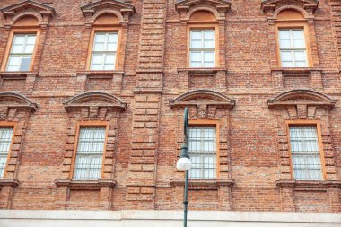 Kırmızı tuğlalardan yapılmış eski tarz bir ev. 