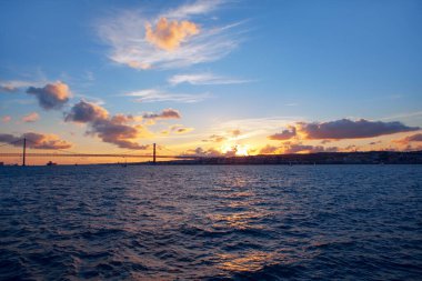 Atlantik Okyanusu üzerinde güzel gün batımı 