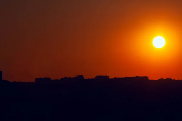 Cielo Rojo Noche Con Esfera Solar Sobre Ciudad — Foto de Stock