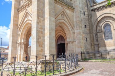 Katedral cephesi ve girişi kemerli.