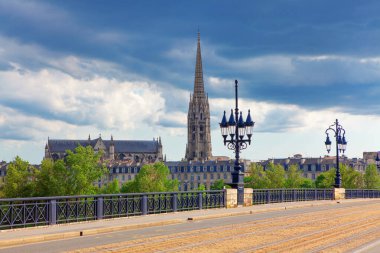 Bordeaux 'da Aziz Michael Bazilikası ve Pont de Pierre