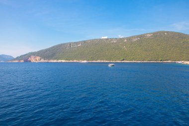 Blue Bay ve sahil tepesi manzarası