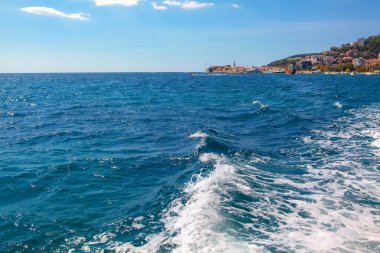 Yelken açarken deniz dalgaları