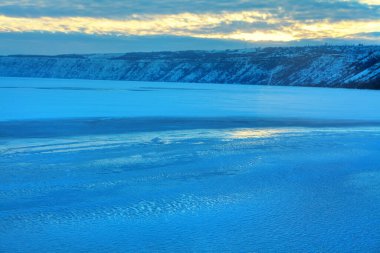 Karlı gölü olan doğal kış manzarası 