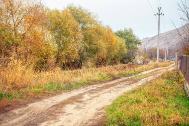Sonbaharda kırsal kirli yol 