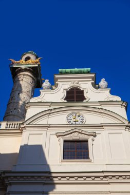 Viyana 'daki Karlskirche cephesi 