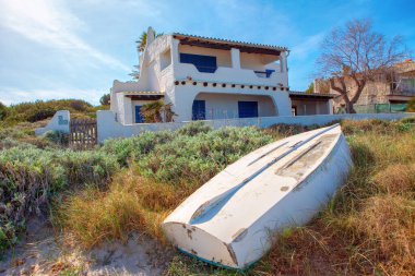 Sahil villa ve beyaz tekne. 