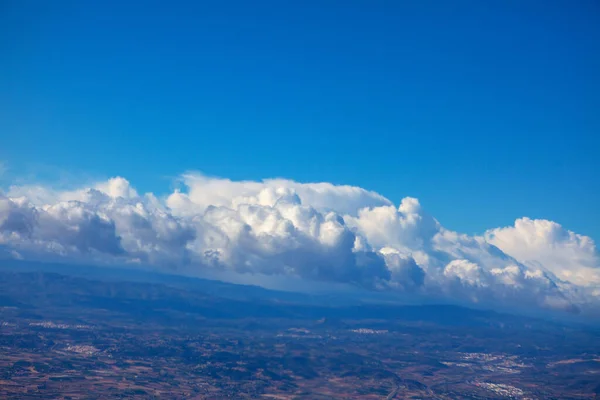 Blick Auf Wolken Aus Dem Flugzeugfenster — Stockfoto