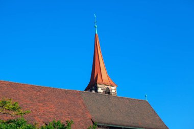 Eski kilise kulesi ve kiremitli çatı