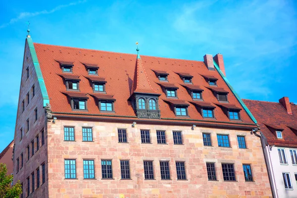 Wohnhaus Mit Vielen Dachböden — Stockfoto