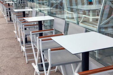 Sokak teraslarının beyaz masaları 